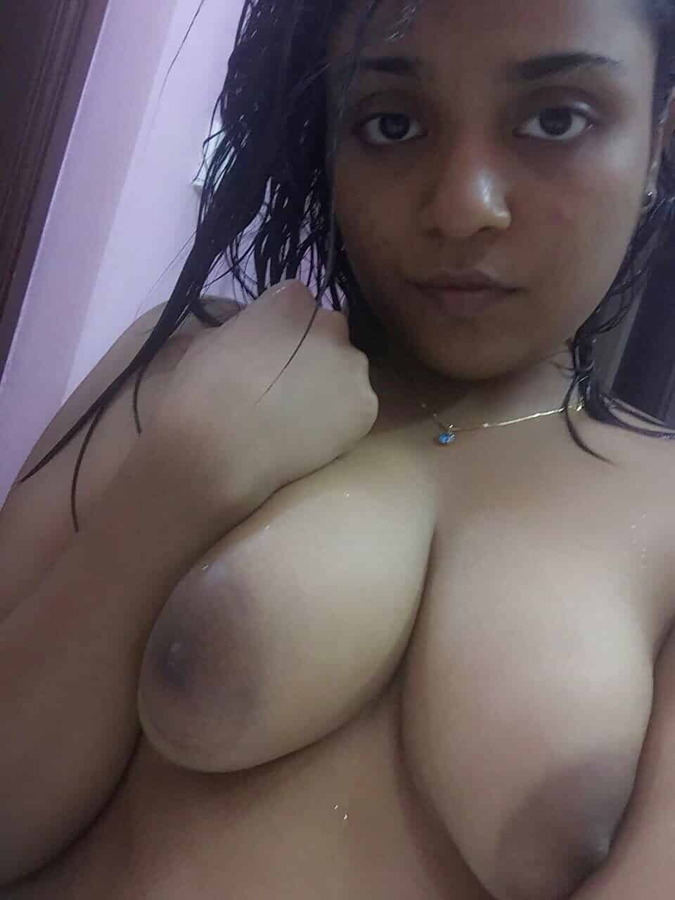 Seductive young Maldives girl nude pics