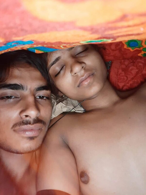 Small boobs Indian girlfriend nude sex photos