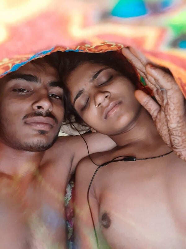 Small boobs Indian girlfriend nude sex photos