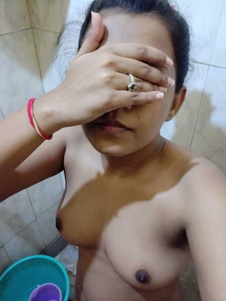 Small tits Indian girl nude pics