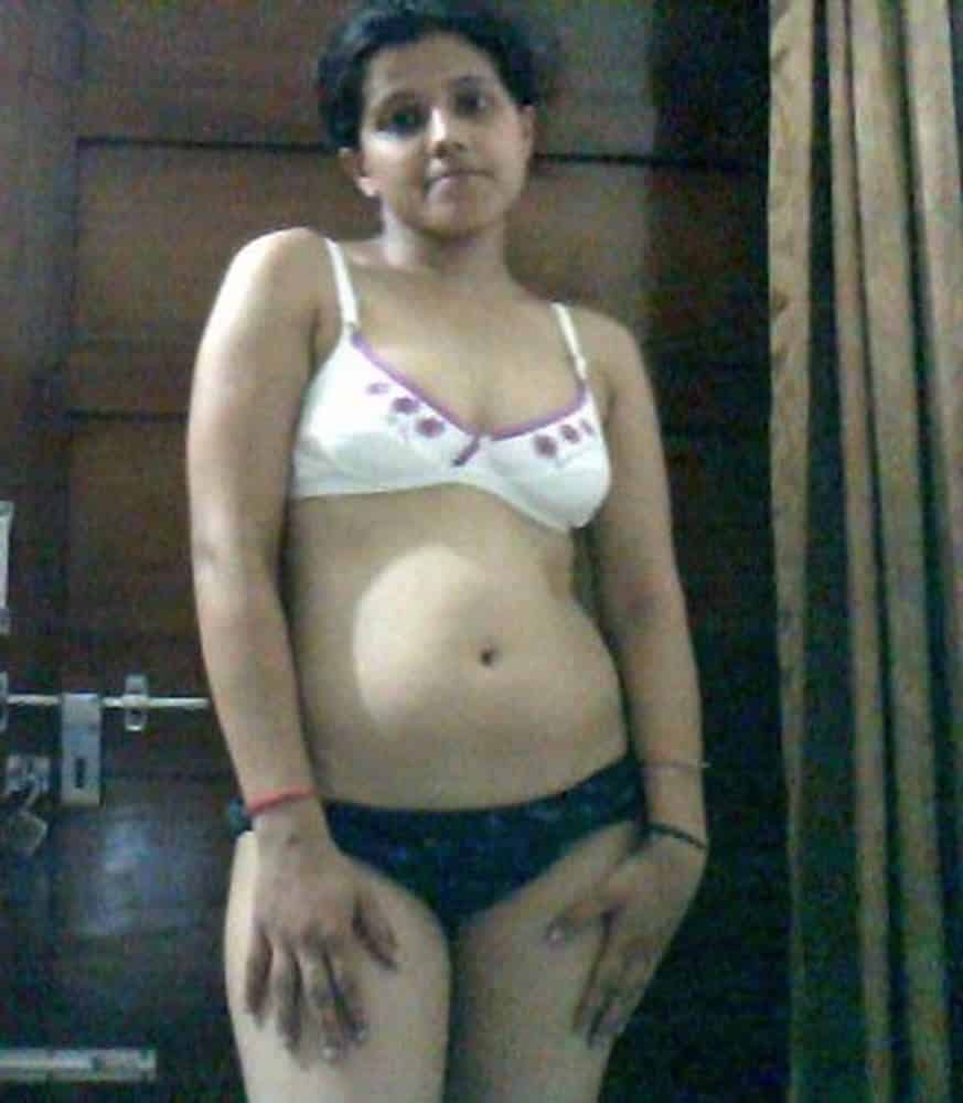 Sexy Indian girl's nude Indian selfie pics
