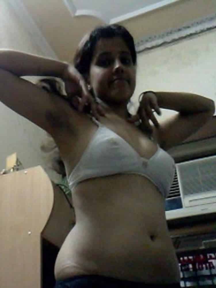 Sexy Indian girl's nude Indian selfie pics