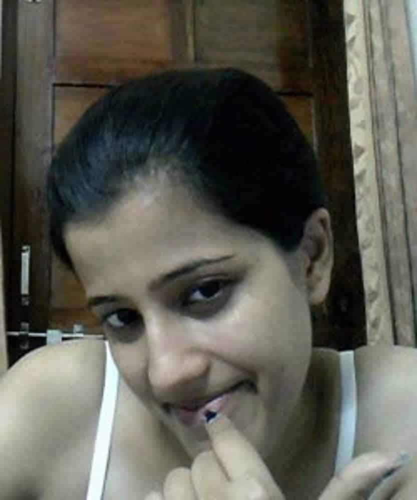 Sexy Indian girl's nude Indian selfie pics