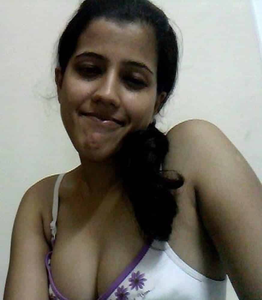 Sexy Indian girl's nude Indian selfie pics