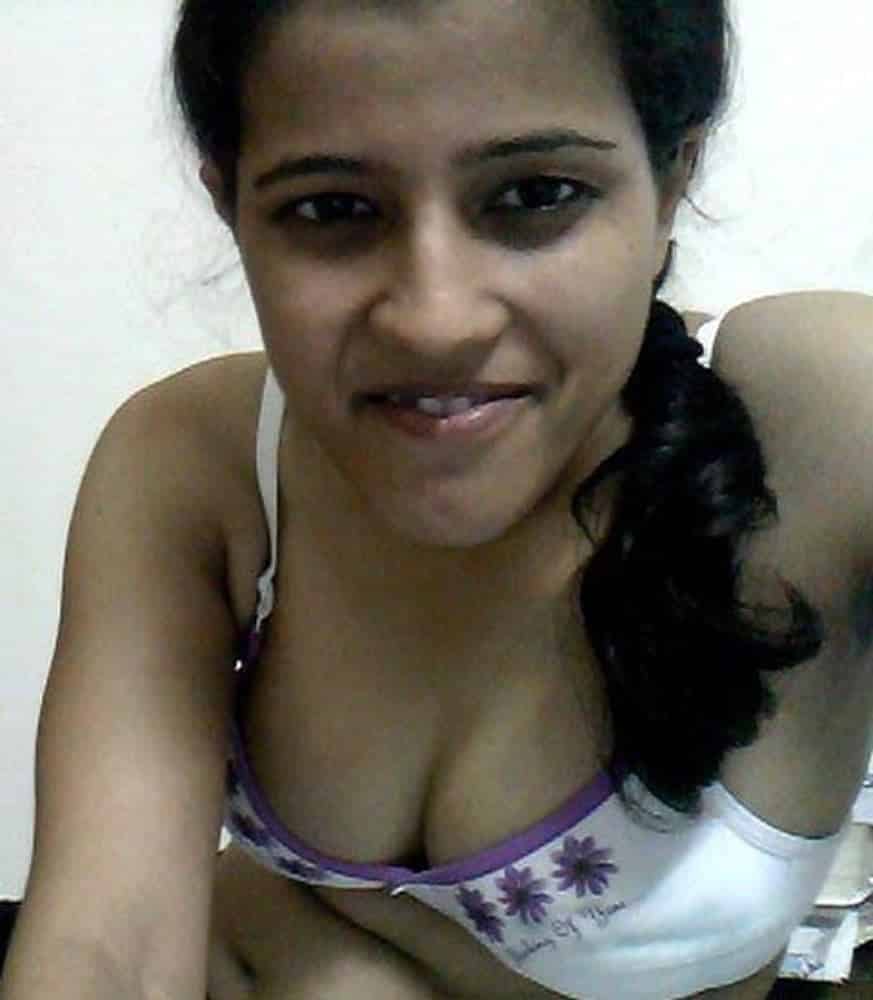 Sexy Indian girl's nude Indian selfie pics