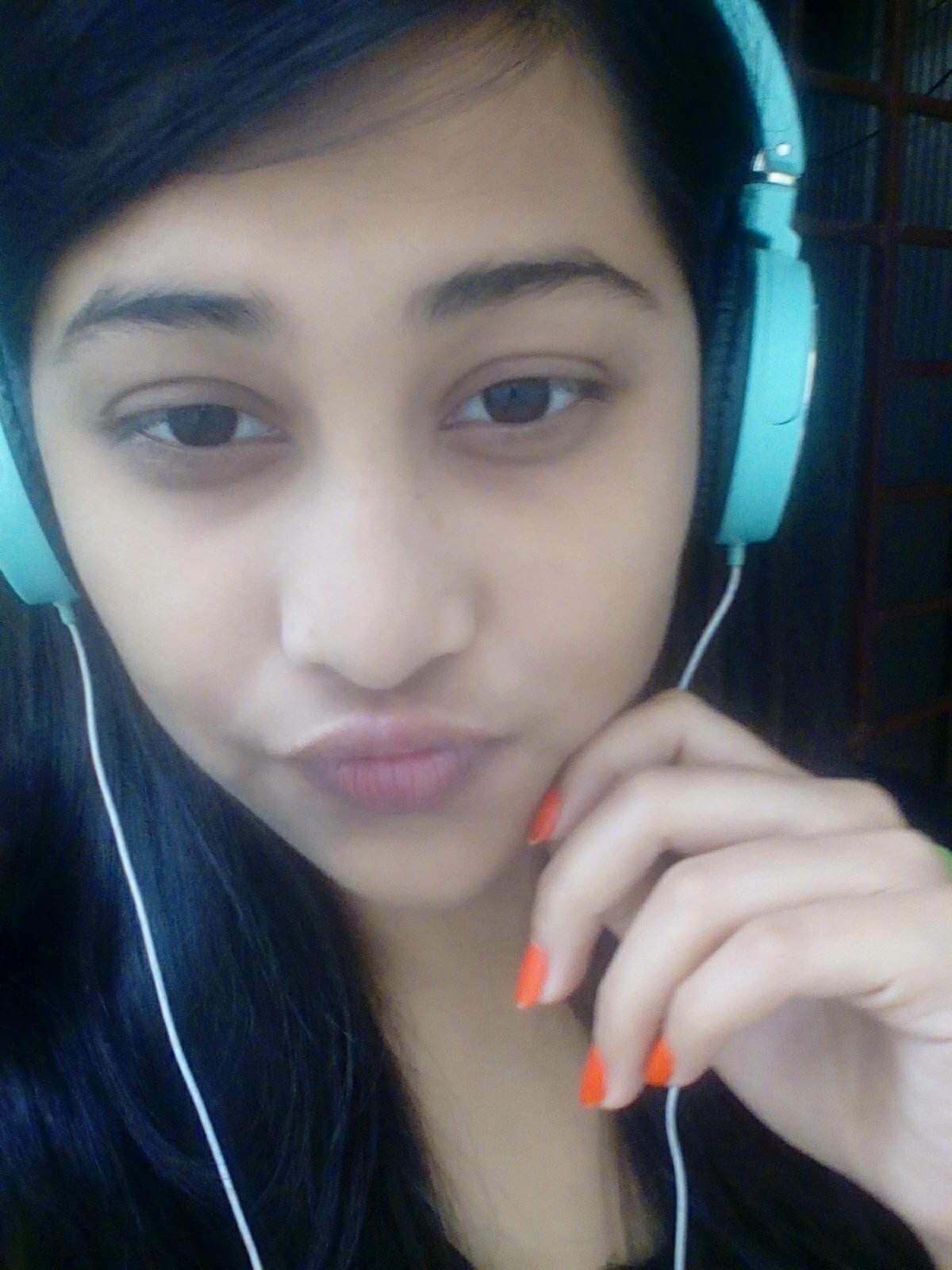 Cute girl nude selfies to make your dick erect in seconds