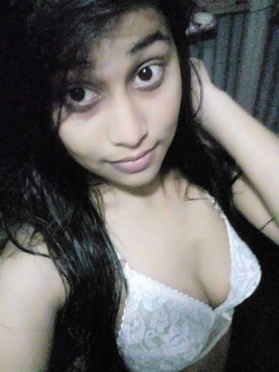 Cute girl nude selfies to make your dick erect in seconds