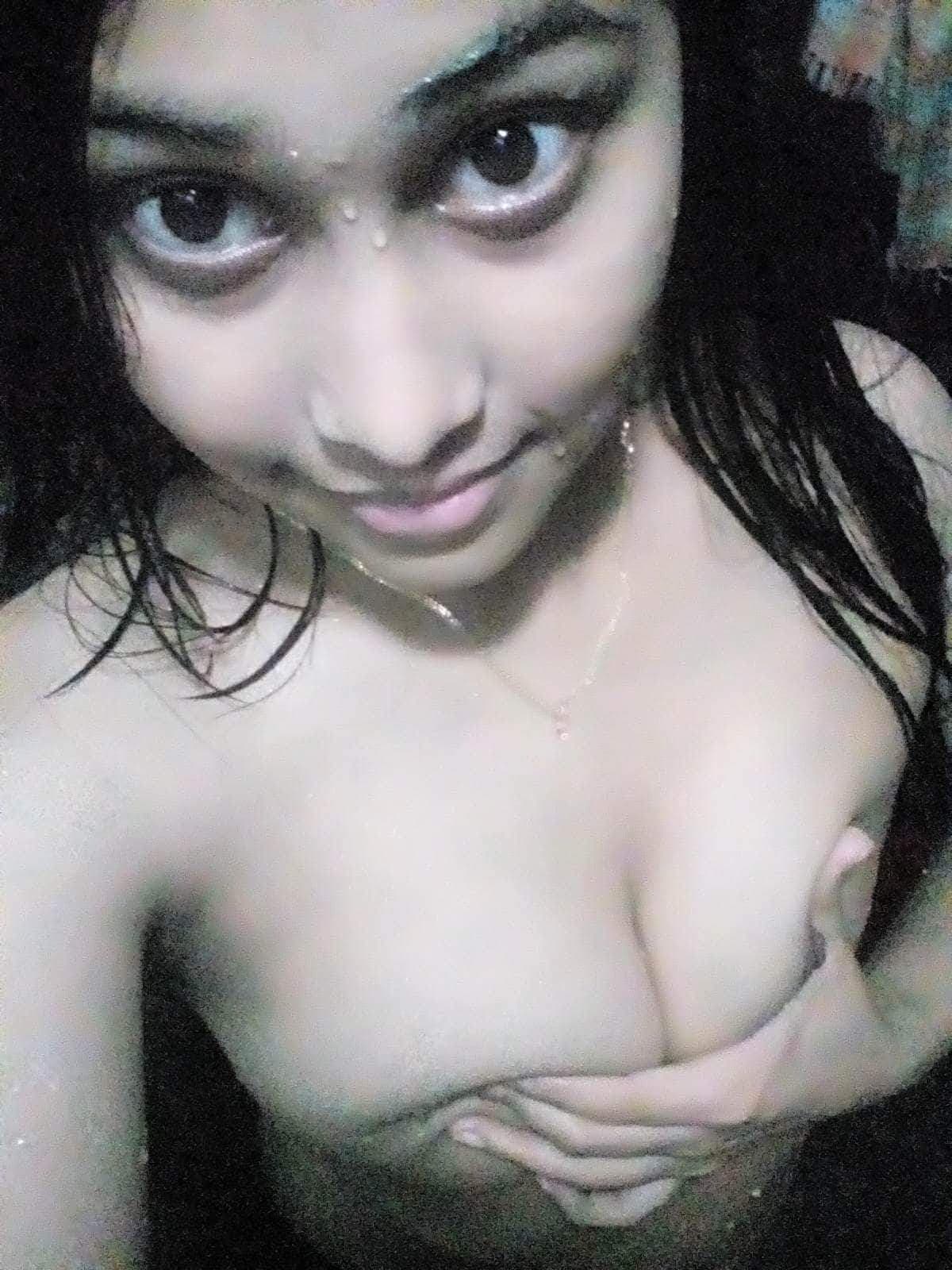 Cute girl nude selfies to make your dick erect in seconds