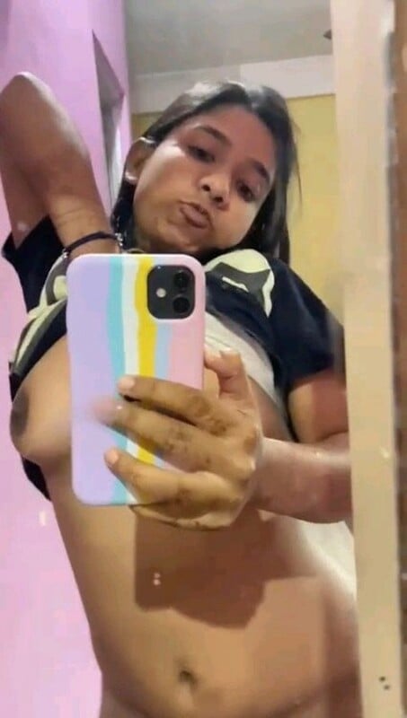 Cute Indian 18yo teenager nude selfies for lover