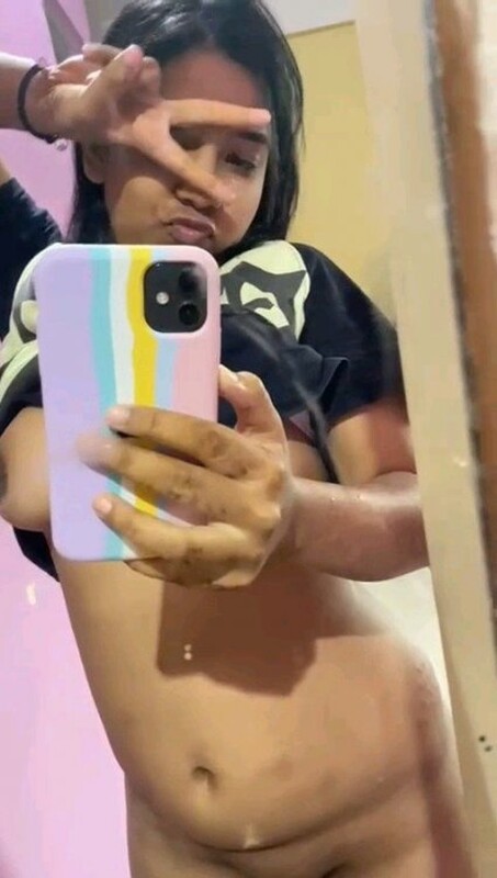 Cute Indian 18yo teenager nude selfies for lover