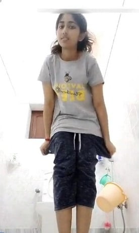 Sexy teen Indian girl nude fingering her hairy pussy