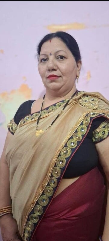 Busty aunty in saree changes dress and shows big boobs