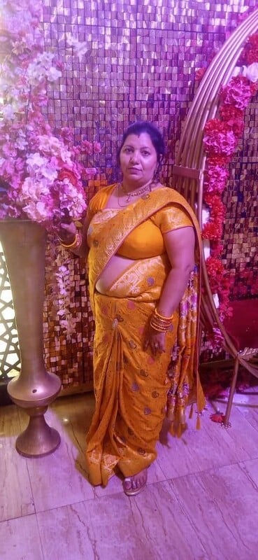 Busty aunty in saree changes dress and shows big boobs