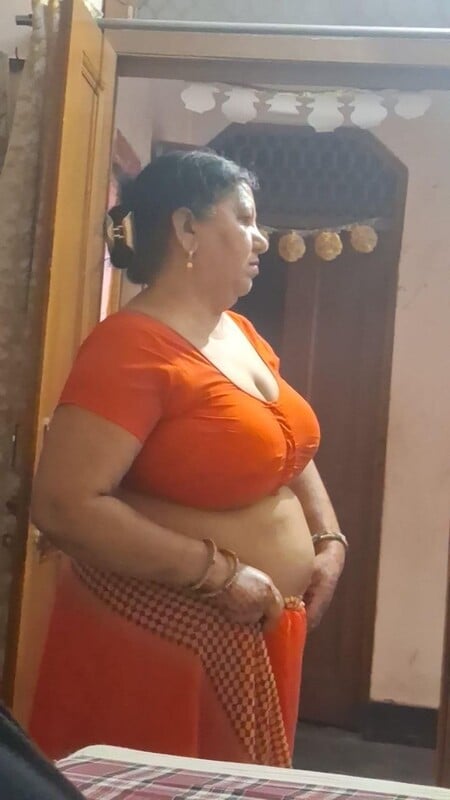 Busty aunty in saree changes dress and shows big boobs