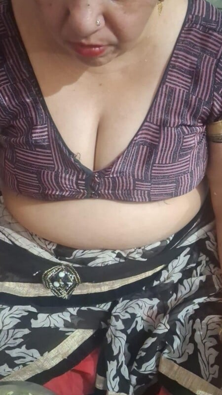 Busty aunty in saree changes dress and shows big boobs