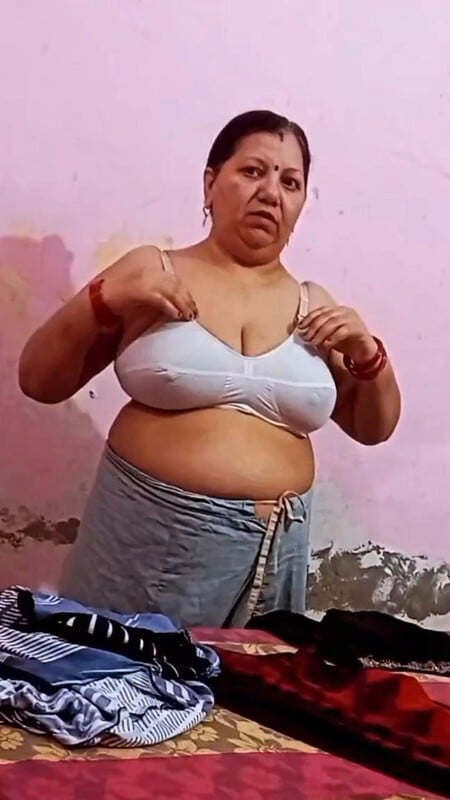 Busty aunty in saree changes dress and shows big boobs