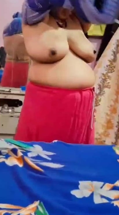 Busty aunty in saree changes dress and shows big boobs
