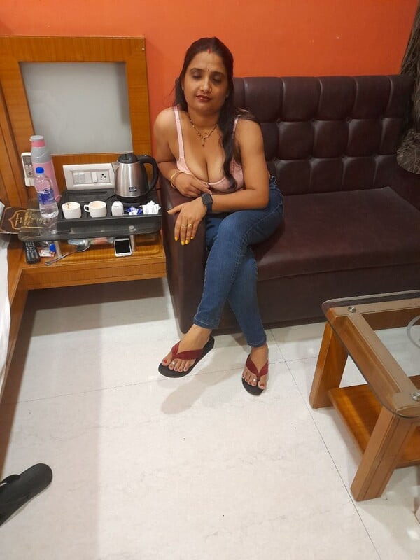 Aunty stripping saree and nude blowjob sex pics update