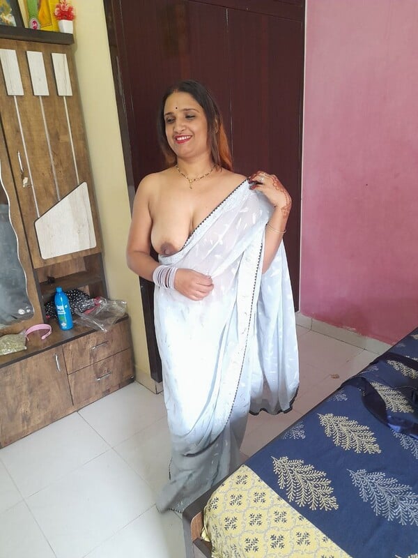 Aunty stripping saree and nude blowjob sex pics update