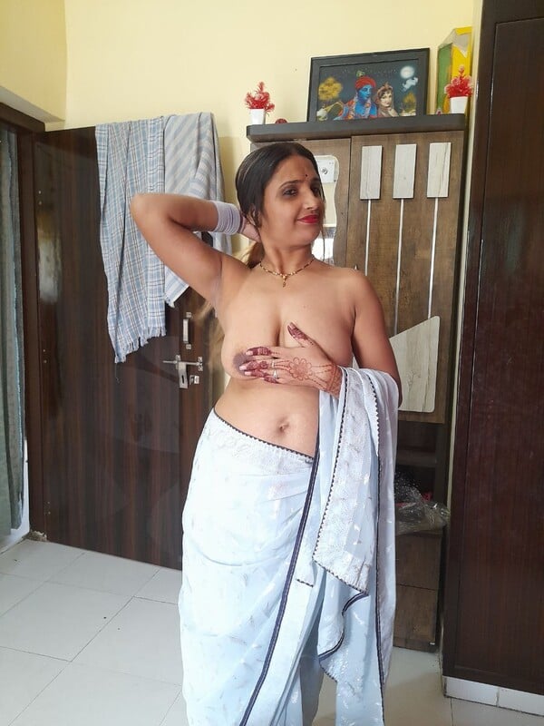 Aunty stripping saree and nude blowjob sex pics update