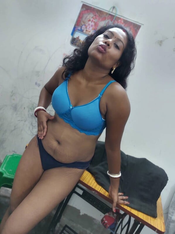 Kerala aunty nude HD photos with underarm shaving