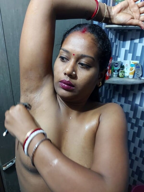 Kerala aunty nude HD photos with underarm shaving