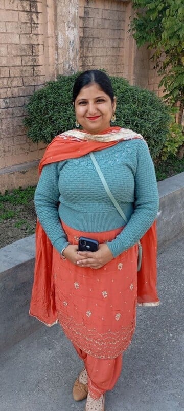 Busty Indian aunty bath and nude photos galore