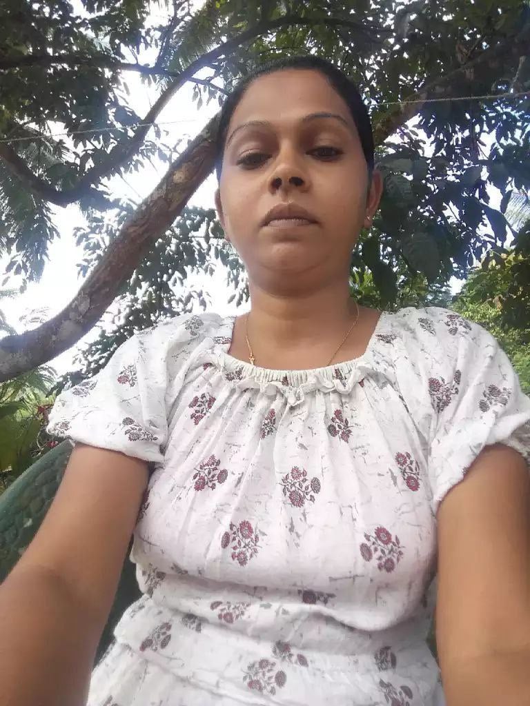 Srilankan aunty pussy needs sex pleasure