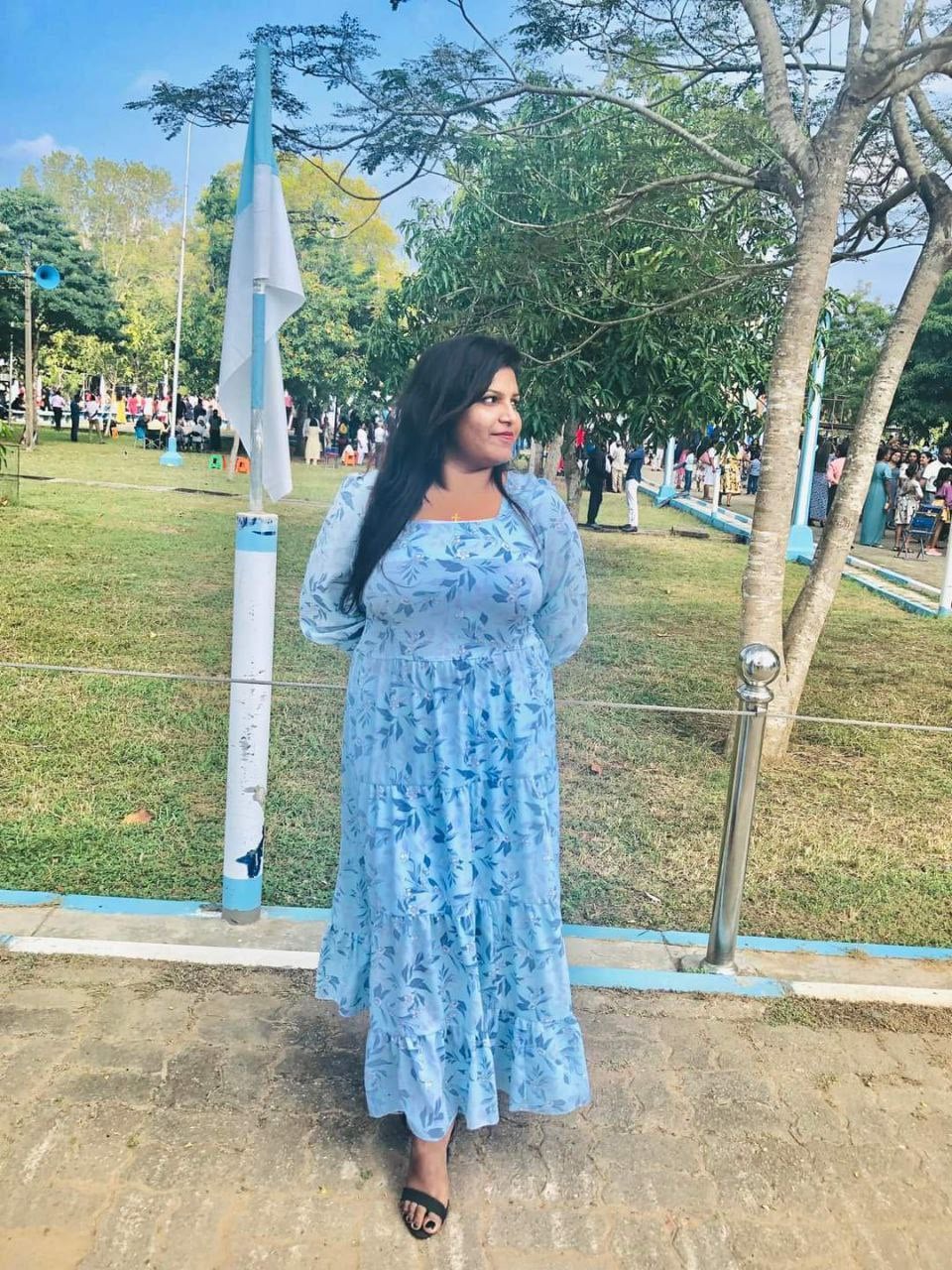 Srilankan busty aunty showing big melons pictures