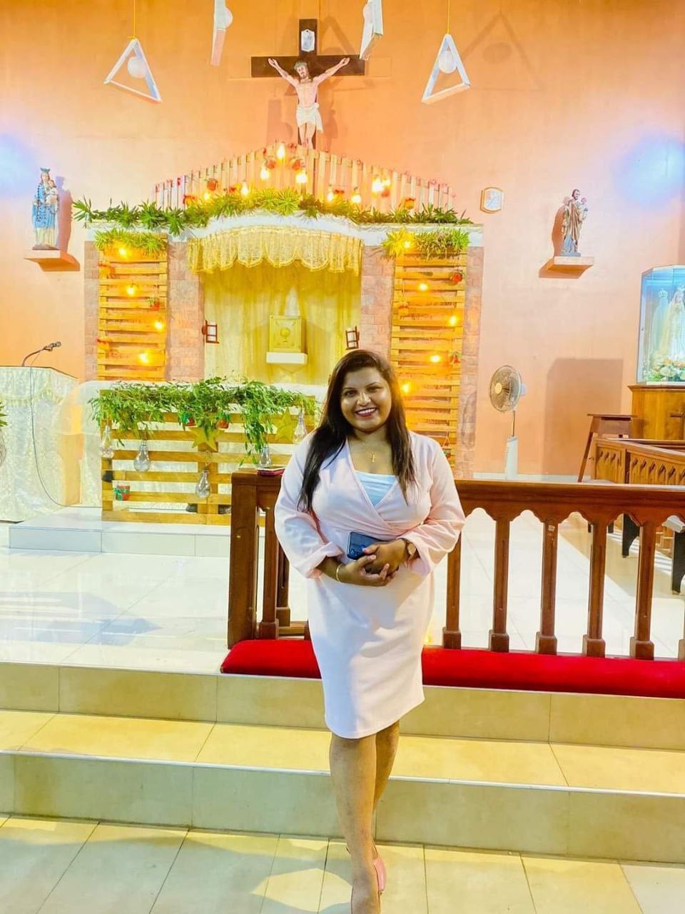 Srilankan busty aunty showing big melons pictures