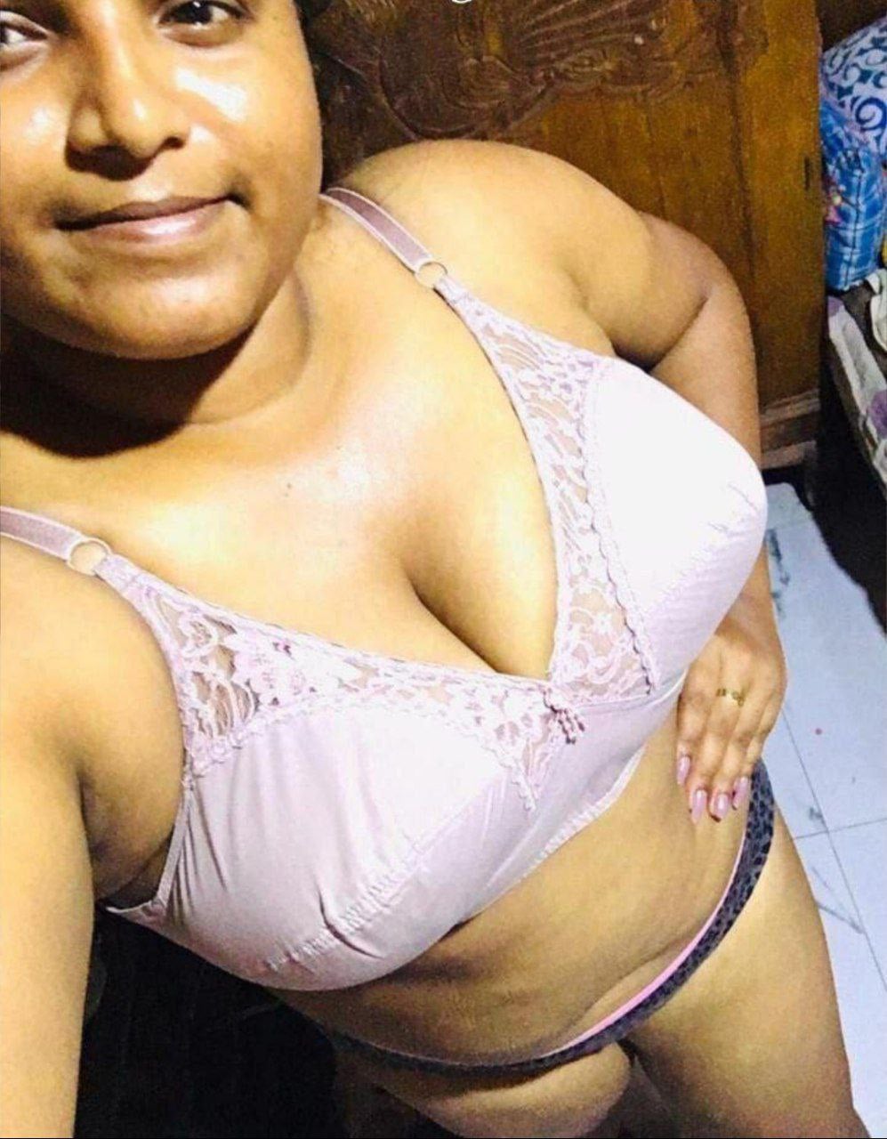 Srilankan busty aunty showing big melons pictures