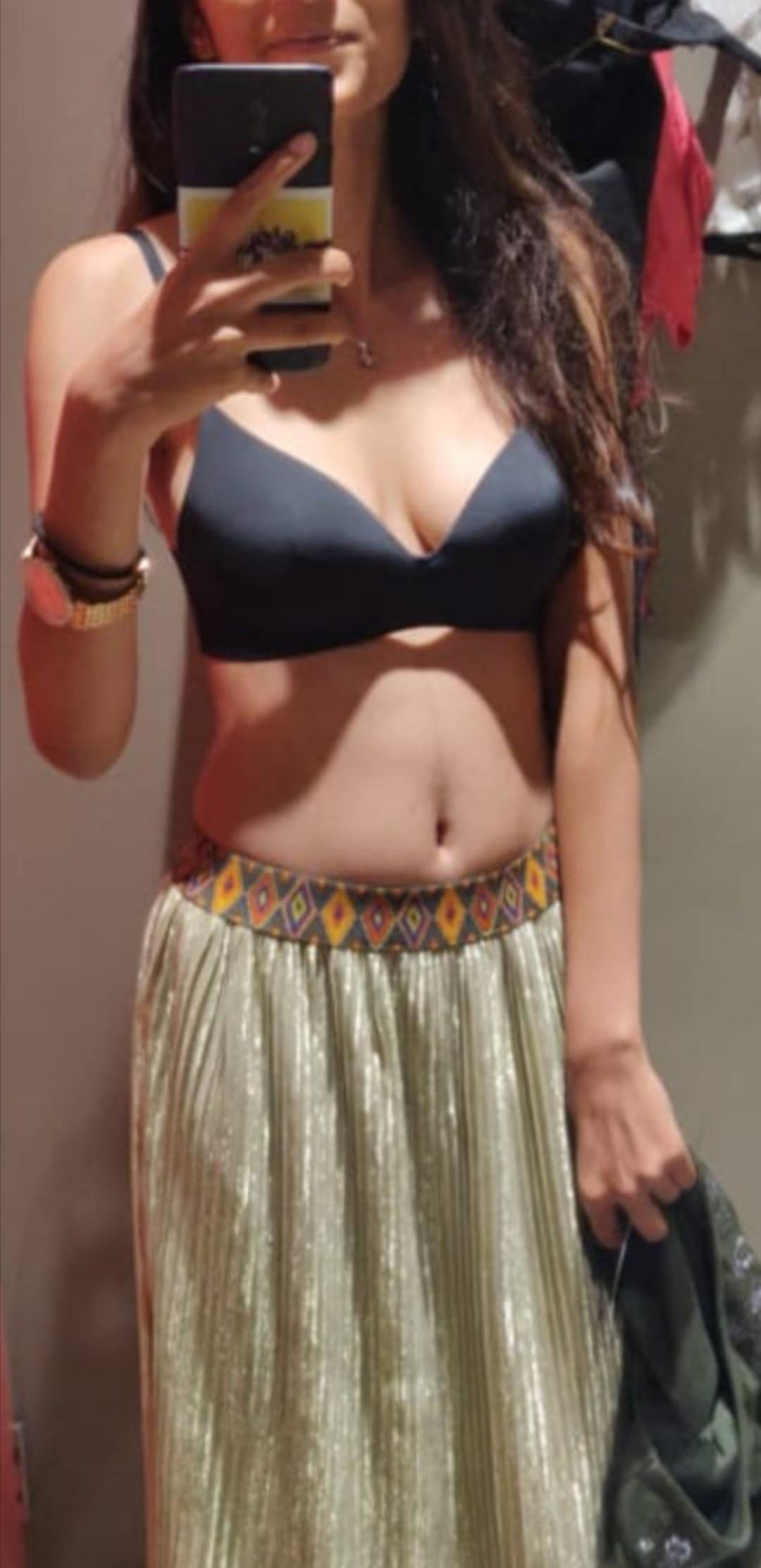 Married Woman Showing Maximum Desi Curves For You