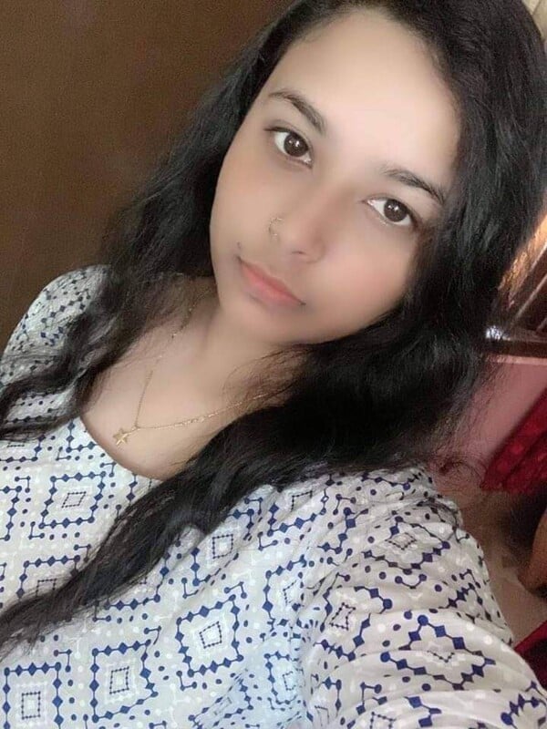 Teen Indian girl topless few selfie pics