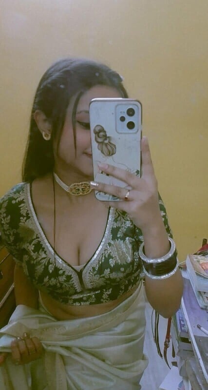 Gorgeous young bhabhi hot topless unseen photos