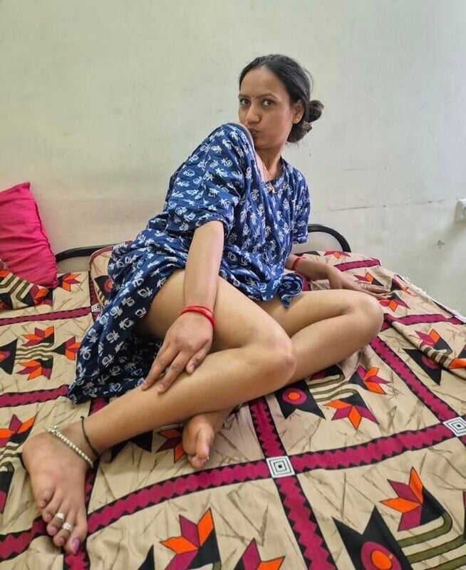 Famous desi bhabhi topless big boobs showing