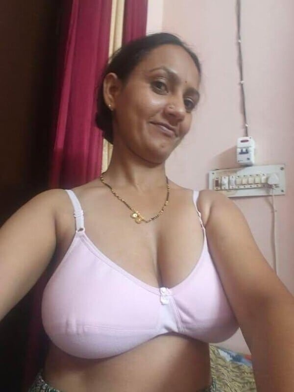 Famous desi bhabhi topless big boobs showing