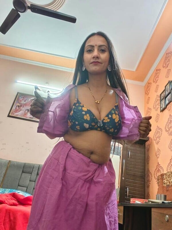 Famous desi bhabhi topless big boobs showing