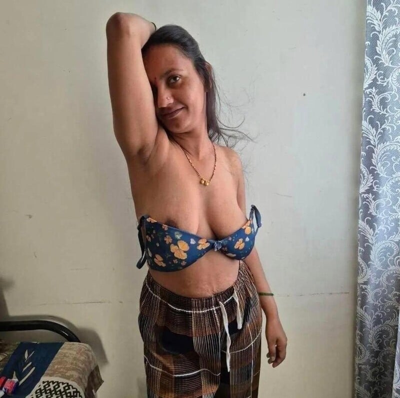 Famous desi bhabhi topless big boobs showing