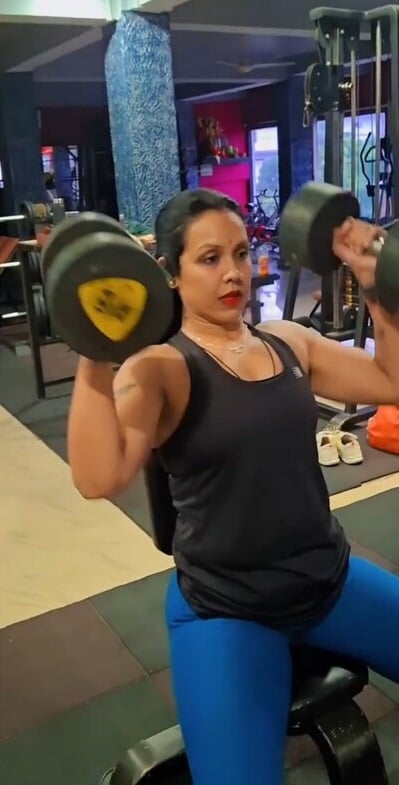 Gym trainer fucking hot bhabhi in hotel room