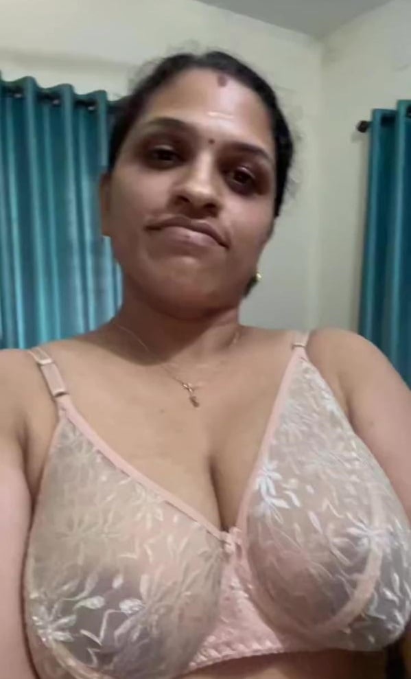 Tamil aunty Supriya shows big boobs and naked pussy