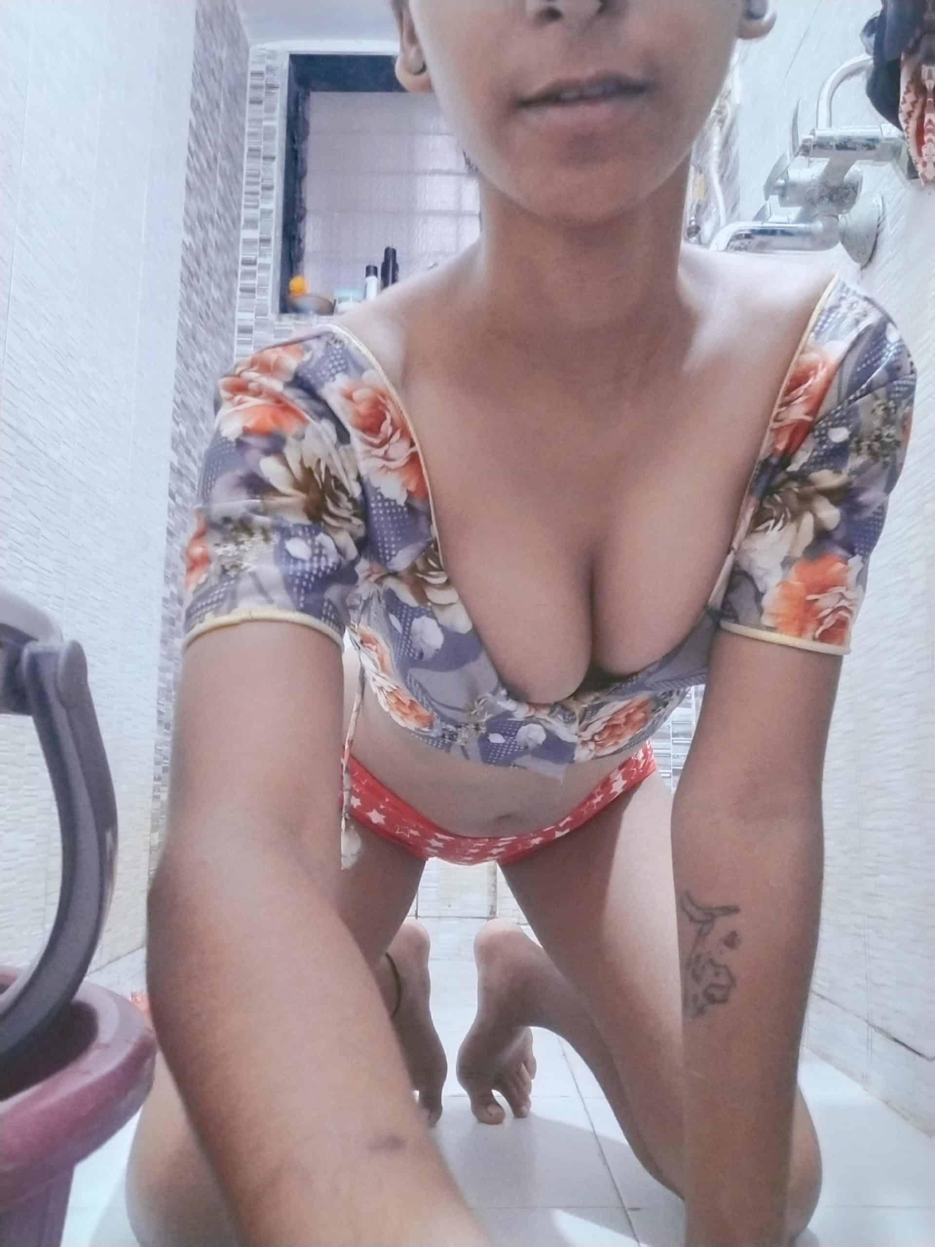 Sexy Desi teen photos going viral on the net