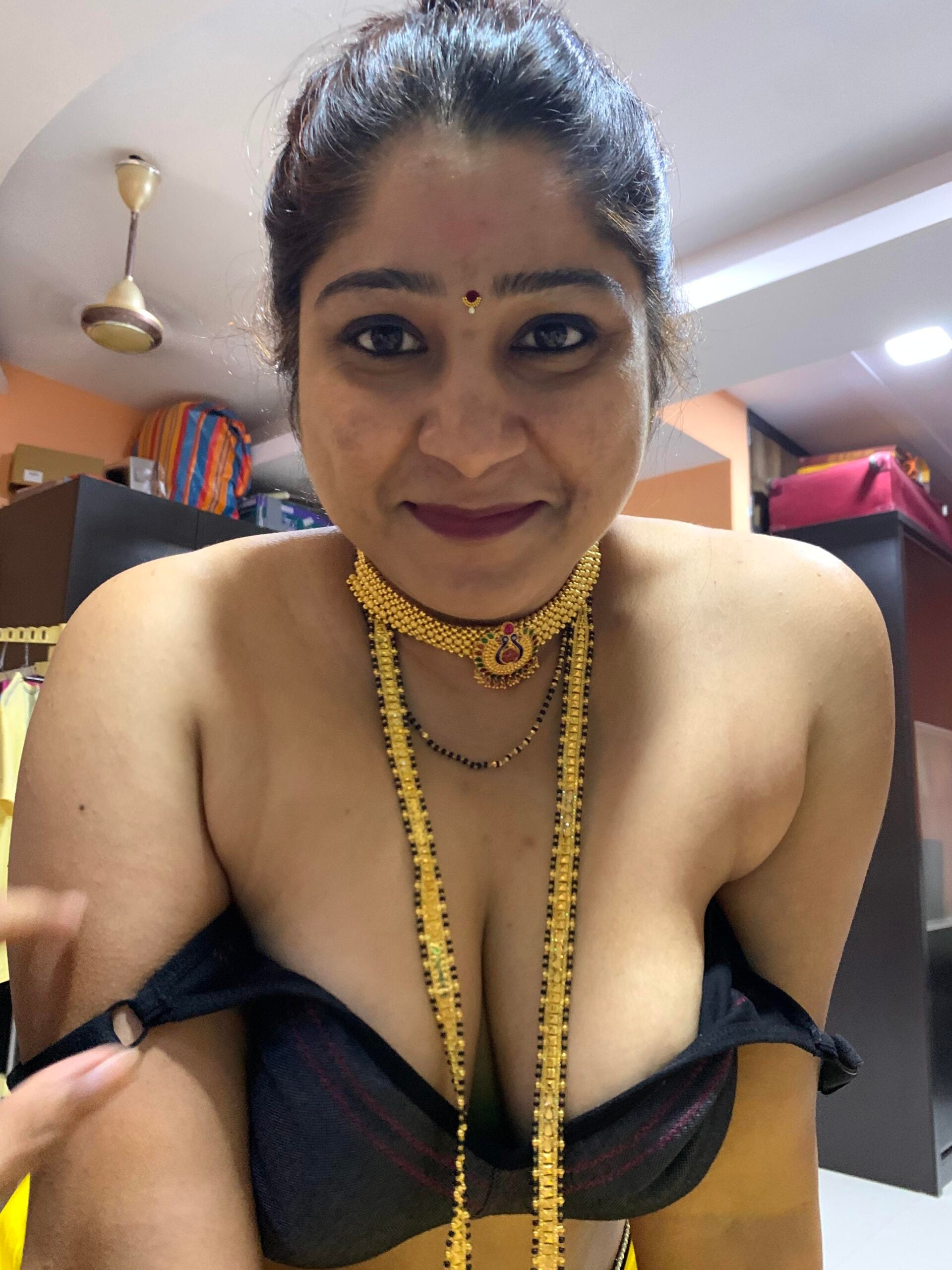 Bhabhi in saree blowjob and big boobs showing