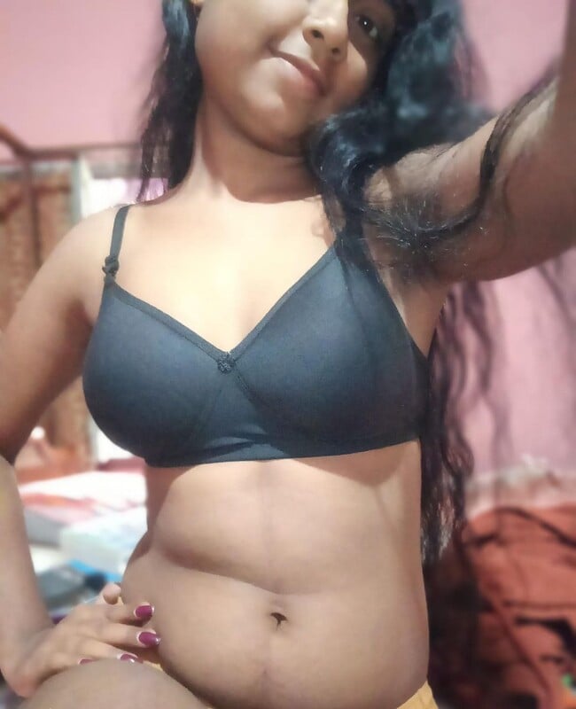 Topless Desi girl Supriya unseen collection
