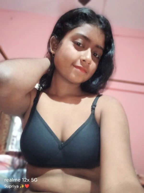 Topless Desi girl Supriya unseen collection
