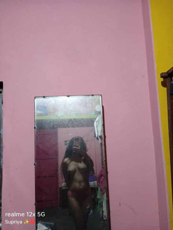 Topless Desi girl Supriya unseen collection