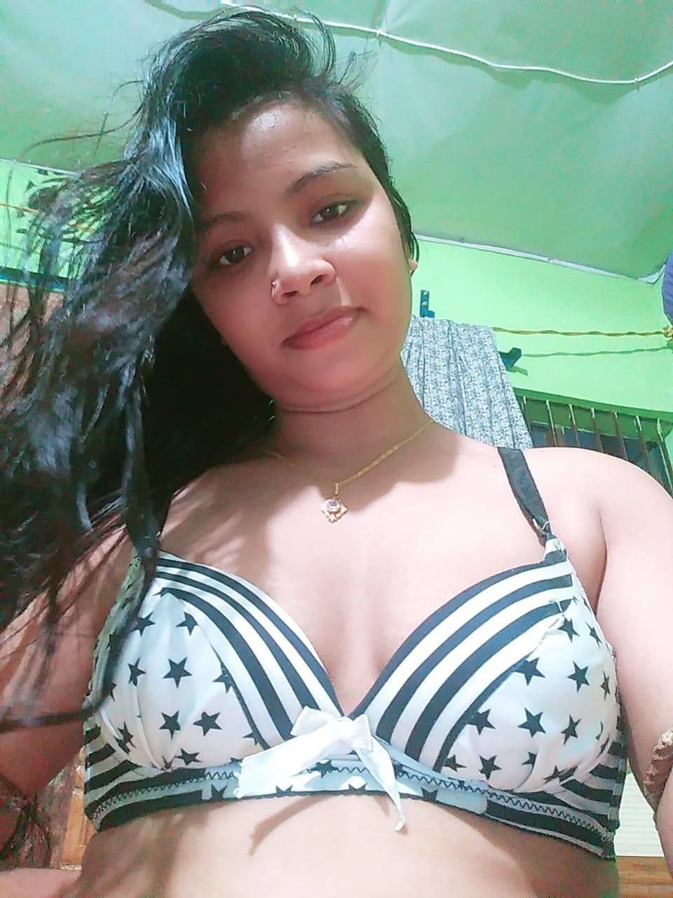 Most wanted Desi girl topless photos leaked