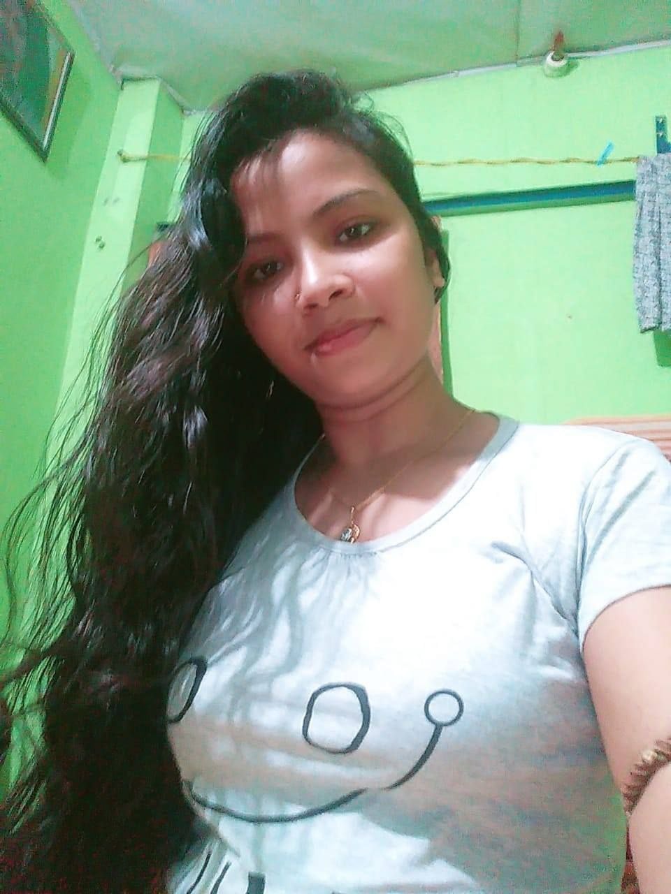 Most wanted Desi girl topless photos leaked