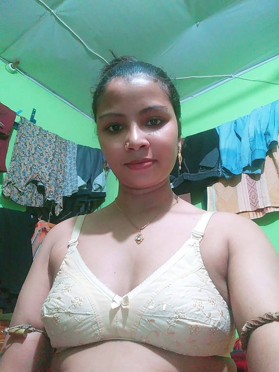 Most wanted Desi girl topless photos leaked