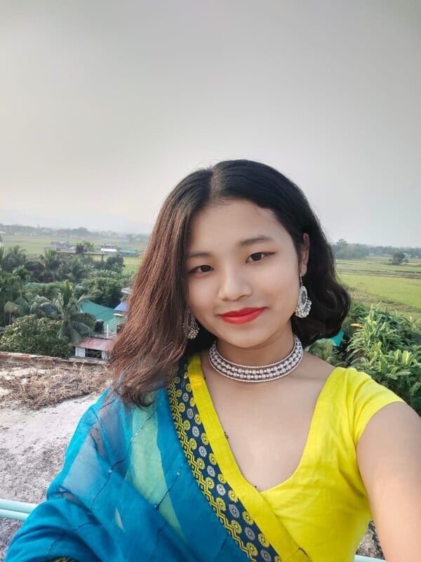 Assamese bhabhi nude before the mirror photos