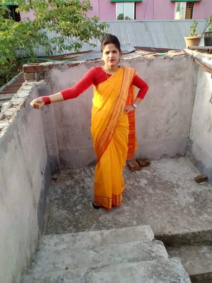 Bhabhi showing horny pussy and nude hot photos